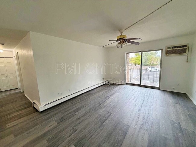 Foto del edificio - 841 Blossom Ln