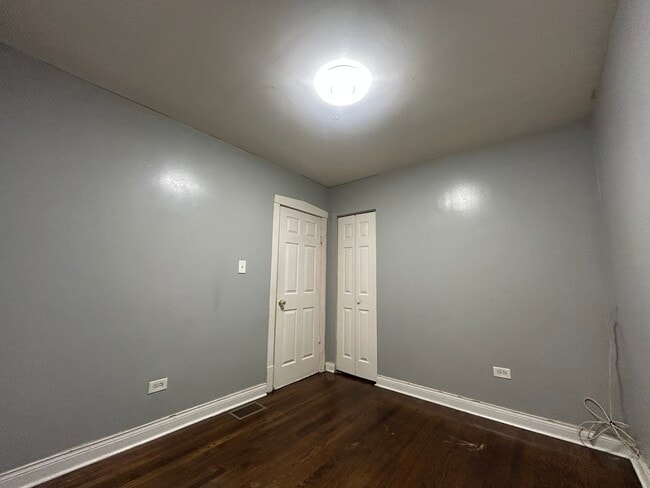 Building Photo - 3049 W 59th St