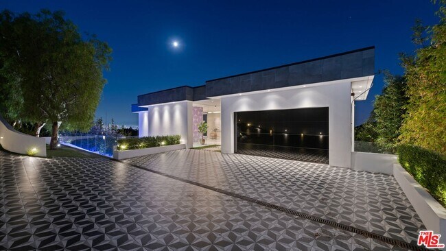 Foto del edificio - 7080 Mulholland Dr