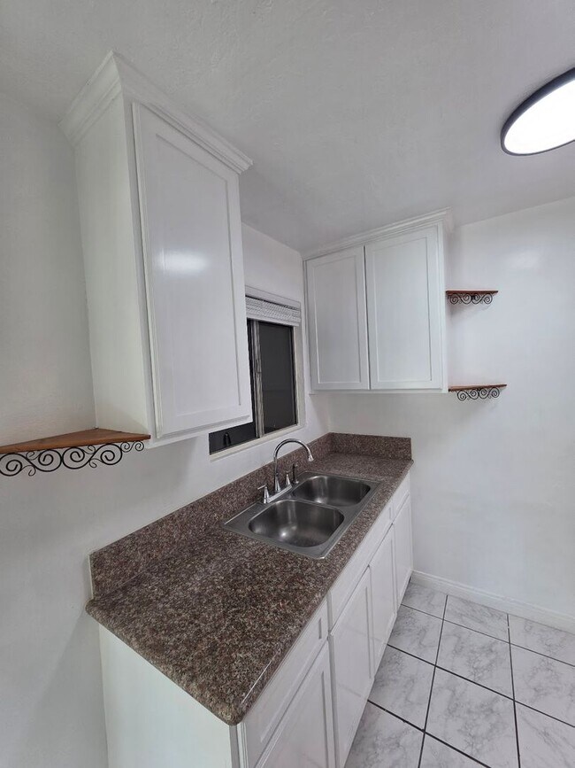 Foto del edificio - UPGRADED AND FRESH UPPER 1BD/1BA DOWNTOWN LONG BEACH
