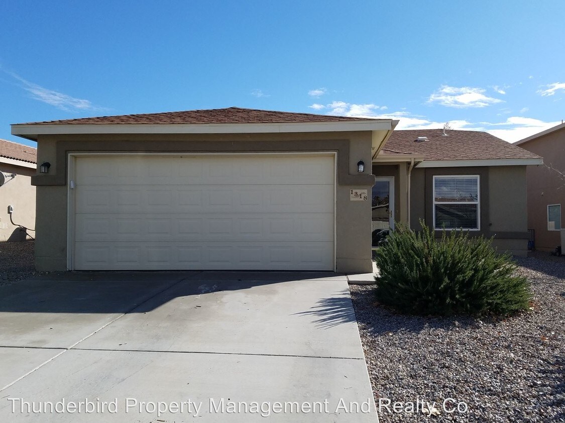 Foto principal - 1318 Spruce Meadows Dr NE