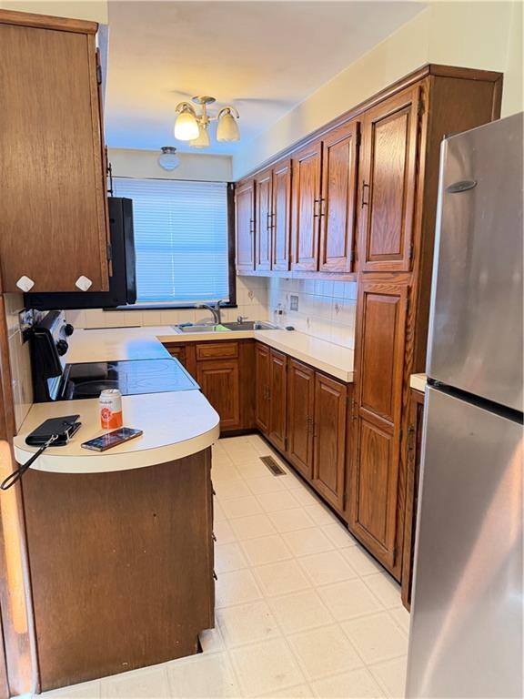 Building Photo - 110 Burbank St