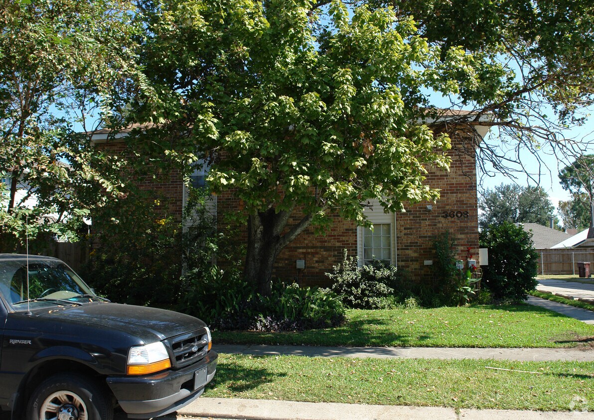 Building Photo - 3608 Martinique Ave