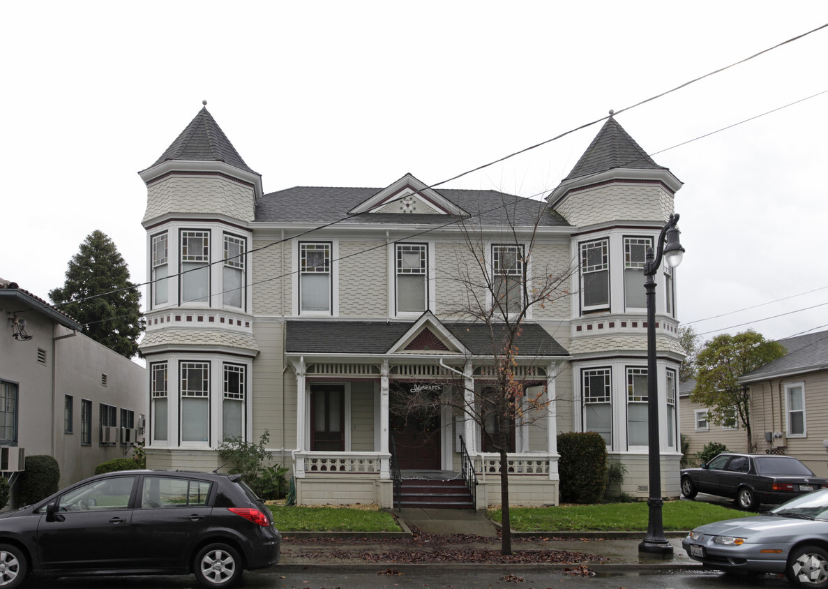 Building Photo - 415 D St
