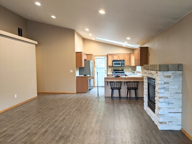 Foto del edificio - Centrally Located Three Bedroom Home