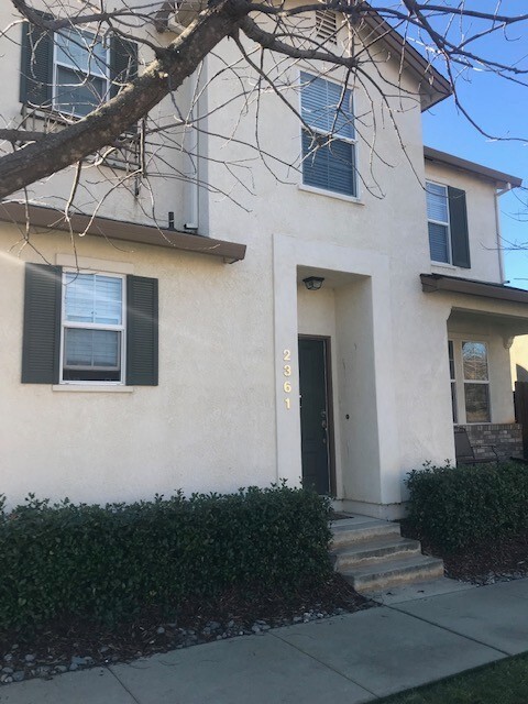 Building Photo - Townhouse in the Villages at Shasta View G...