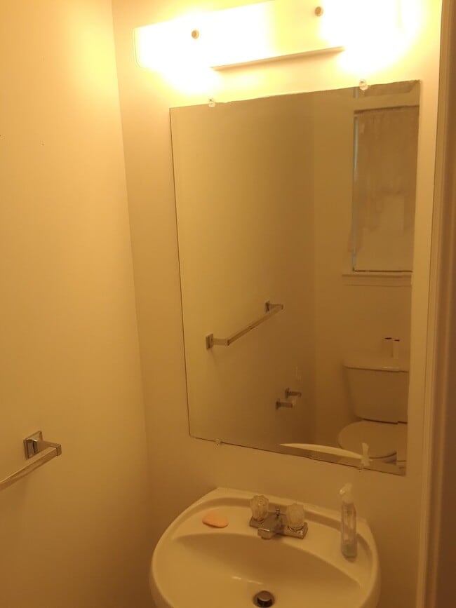 Building Photo - Suffolk: 3 bedrooms, 2.5 bathrooms near Obici