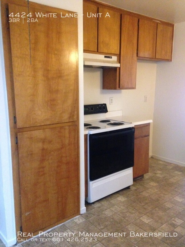 Building Photo - 4424 White Lane Unit A
