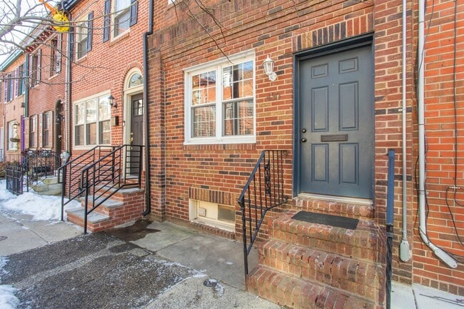 Building Photo - Charming 2 bedroom 2 bathroom House in Que...