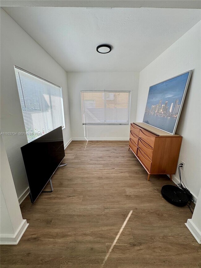 Foto del edificio - 1215 NE 109th St