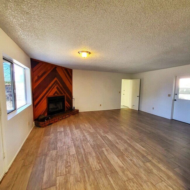 Building Photo - NICE OPEN HOME READY TO RENT!