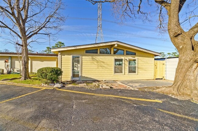 Building Photo - 4102 Sherwood Ln