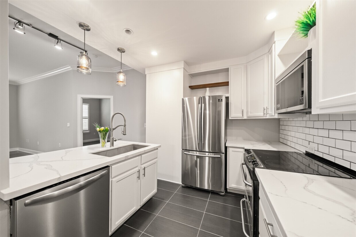 Primary Photo - 1010 Rosine St