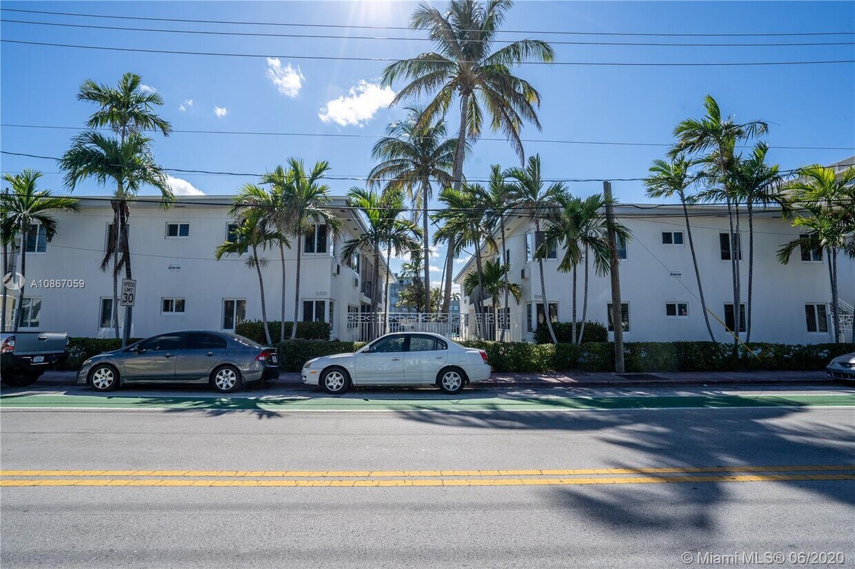 Foto principal - 8330 Byron Ave