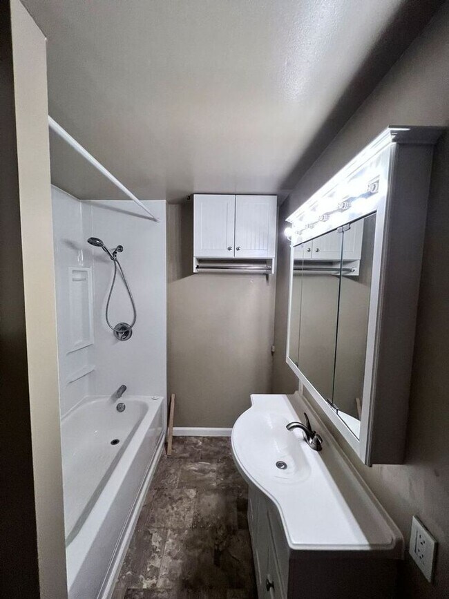 Building Photo - LEASE ONLY-Gradelle Ave 665 - KR