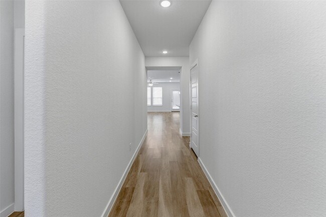 Building Photo - 305 Evans Dr