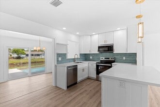 Building Photo - 533 Riverside Dr