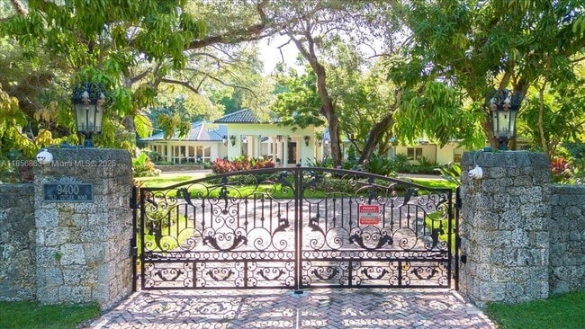 Foto del edificio - 9400 Old Cutler Rd