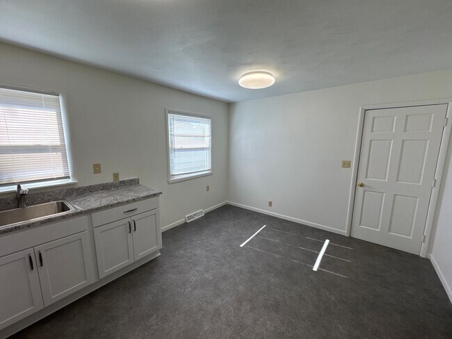 Foto del edificio - 3 Bedrooms! New kitchen! Unfinished Basement! $1095!