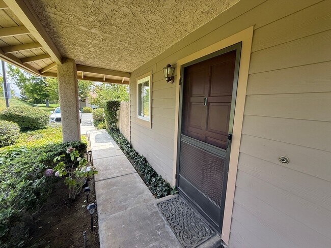 Foto del edificio - Charming 2 Bedroom Condo for Rent in Newhall!