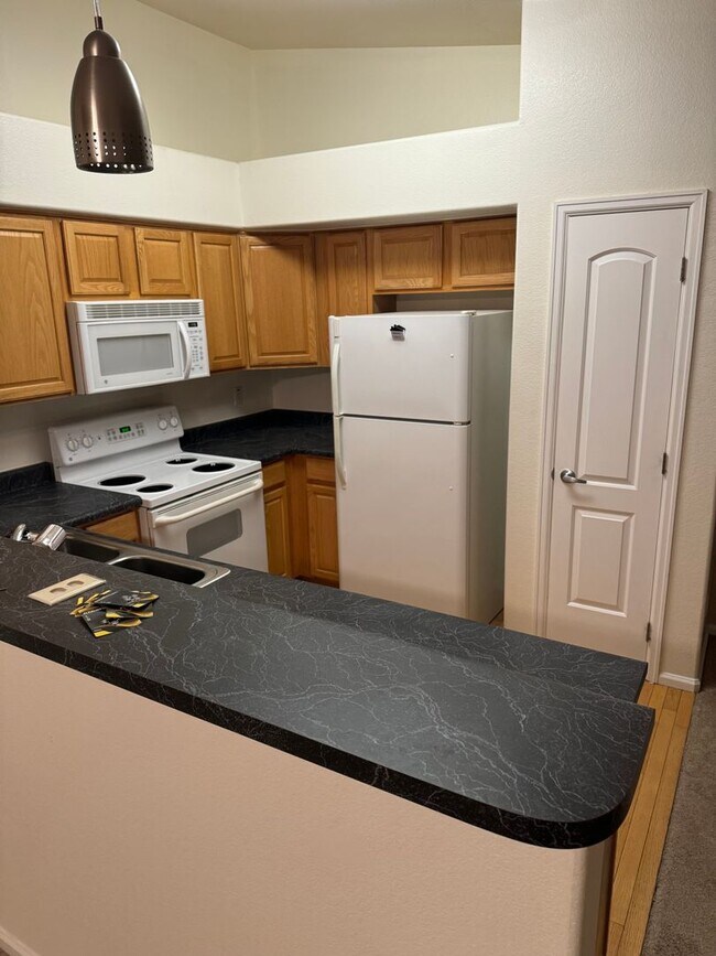 Foto del edificio - 1563 Monterey Unit F- 2 Bedroom 2 Bath