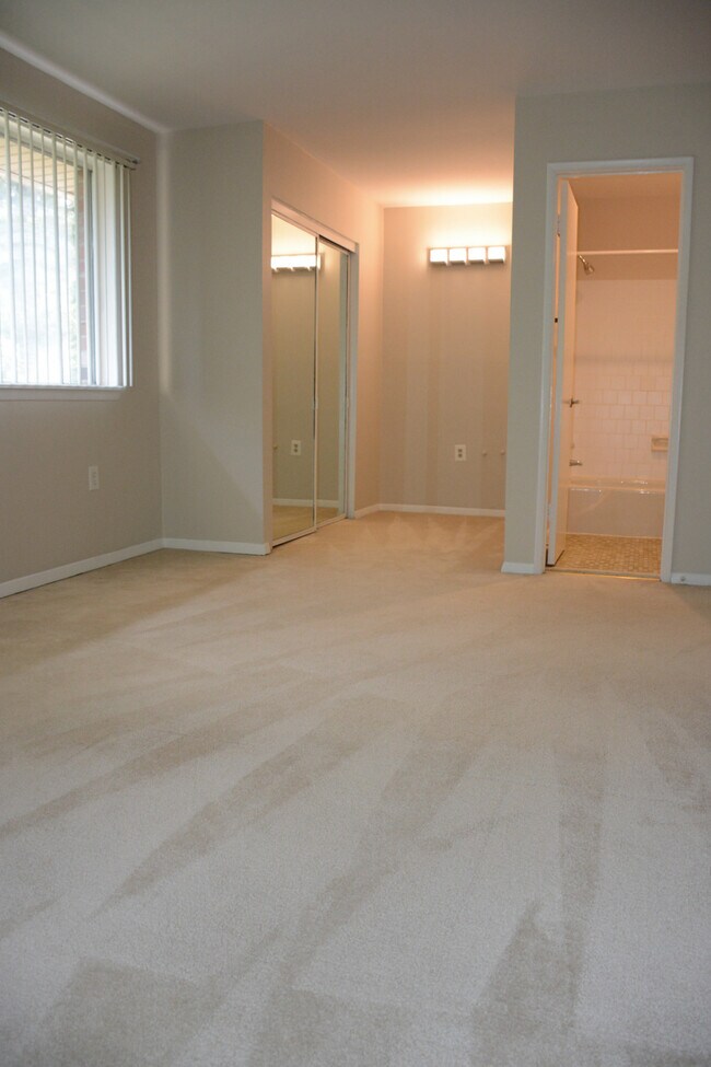 Foto del edificio - 217 Victor Pkwy Unit F