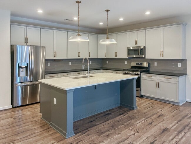 Building Photo - 4 Bedroom, 3.5 Bathroom in Magnolia Green