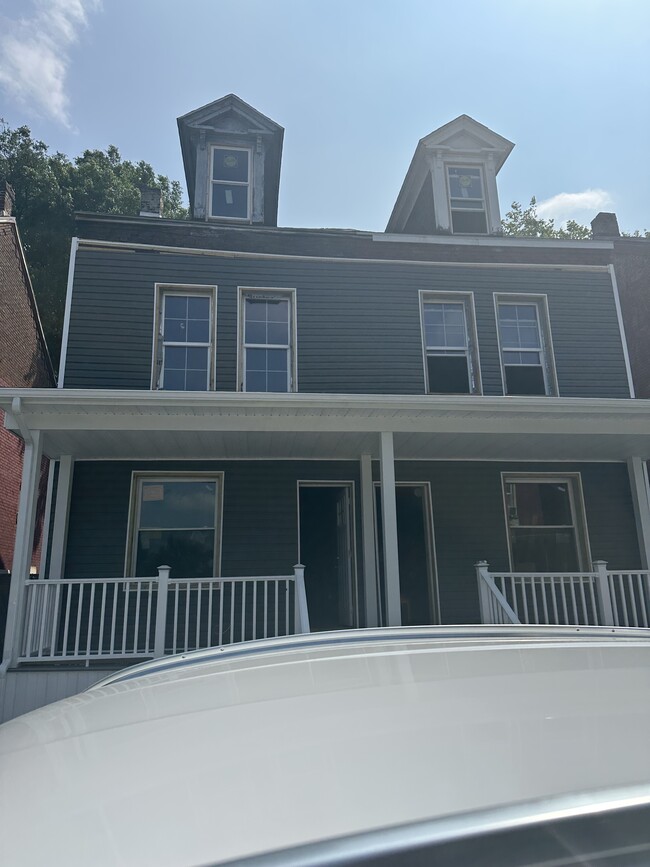 Building Photo - 127 N Summit St