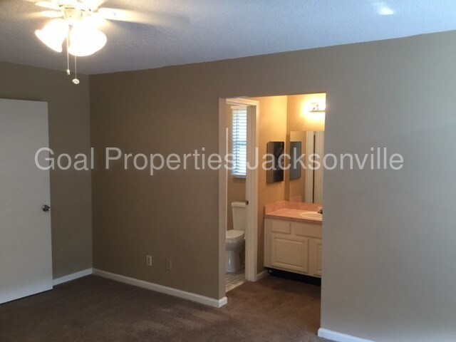 Building Photo - 6235 Cranberry Ln E
