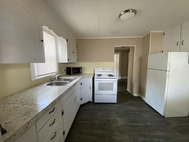 Building Photo - Cute two bedroom house in quiet neighborhood