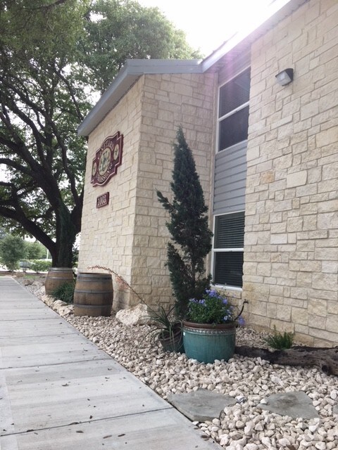 Building Photo - 1003 E Hwy St