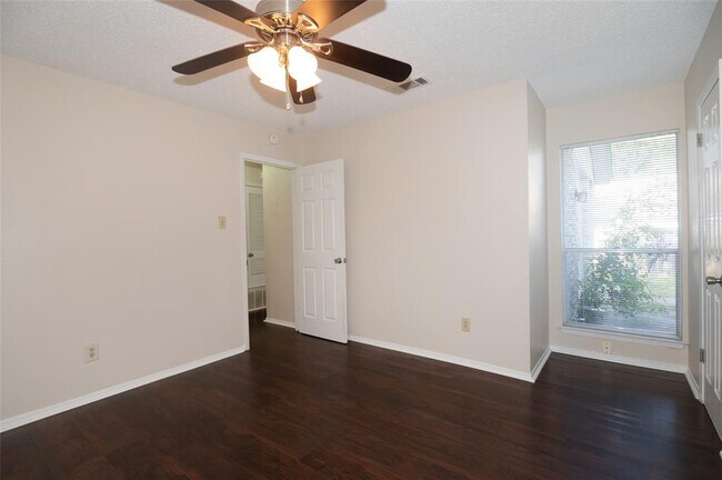 Building Photo - 1407 Click Cove