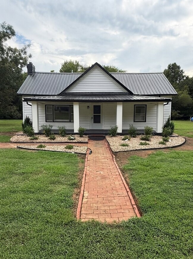 Building Photo - 393 Russell Chapel Church Rd