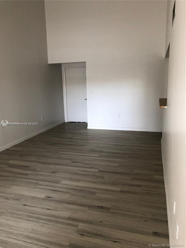 Building Photo - 9421 Fontainebleau Blvd