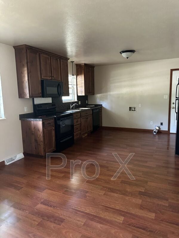 Building Photo - 601-607 Meadowmere