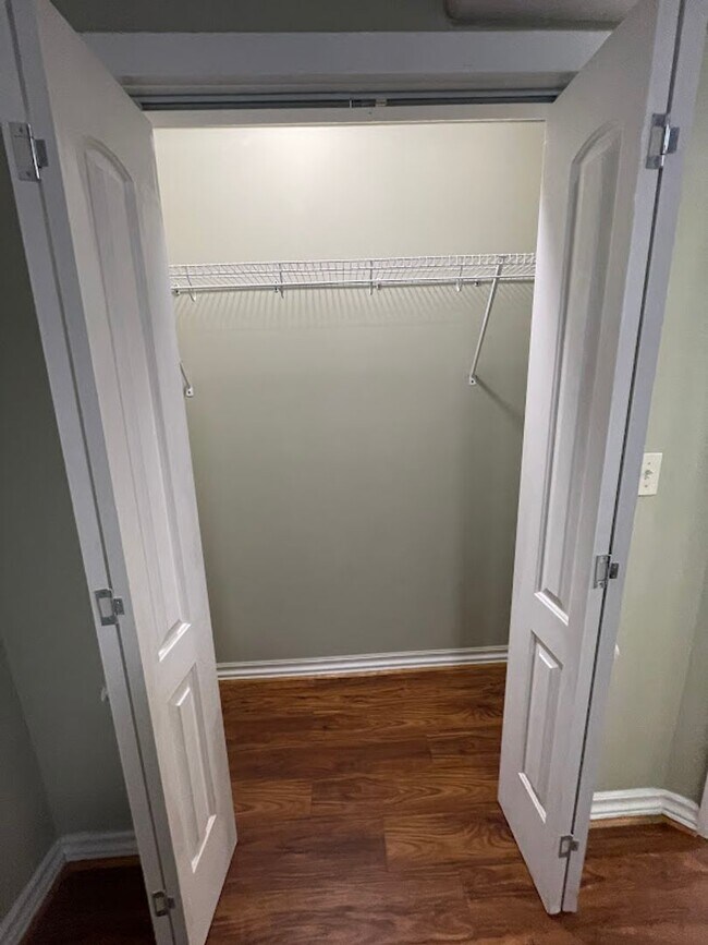Building Photo - Cozy one bedroom just two minutes from Dow...