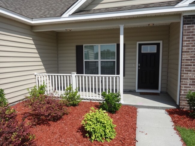 Building Photo - Available Now - Dog friendly, 3 Bedroom, 2...