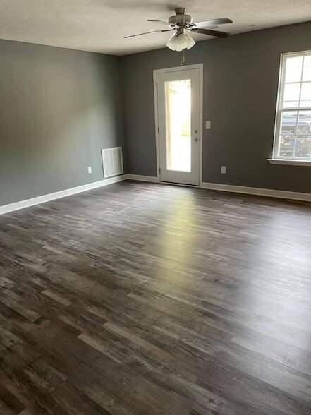 Foto del edificio - 130 S Main St