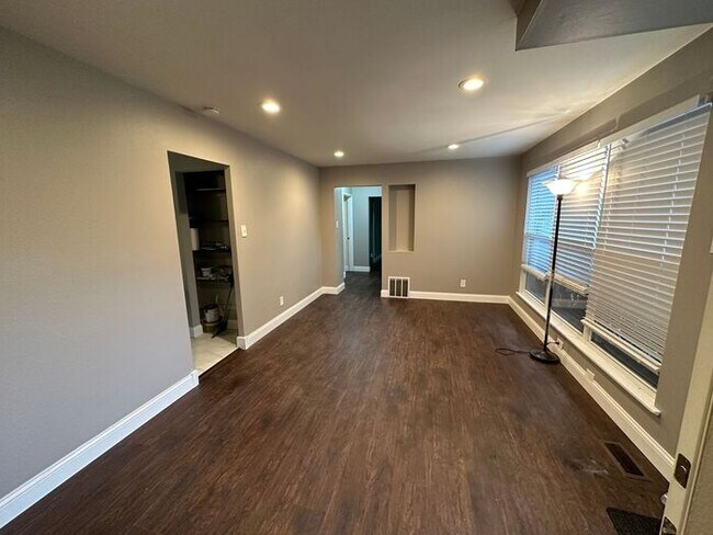 Building Photo - Updated 3 Bedroom/1 Bath Ranch Home in Flo...