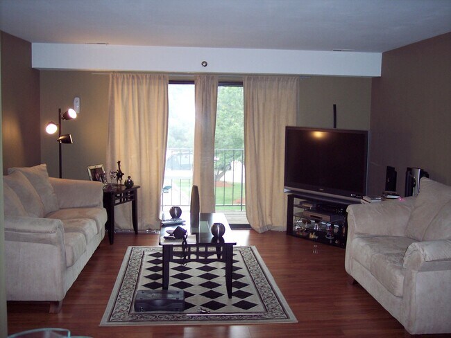 Living - 21W581 North Ave