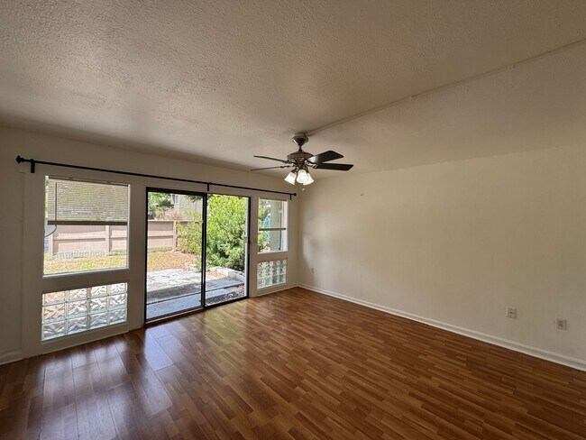 Building Photo - Lovely 2 Bedroom, 1.5 Bathroom Home in Orlando! Minutes from Top Attractions!! (Water Included!)