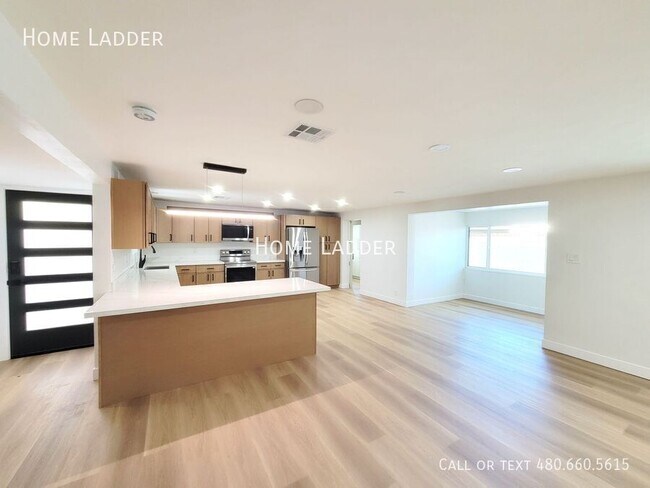 Building Photo - 1618 W Lamar Rd