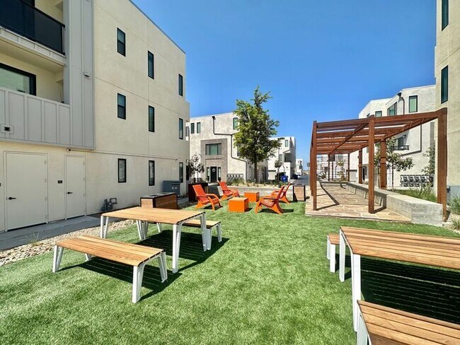 Foto del edificio - Modern 3BR Townhome in Ocean View Hills with Attached Garage & Open Floor Plan