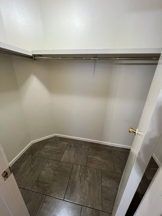 Foto del edificio - 3 Bed 2 Bath House with 2 Car Garage.