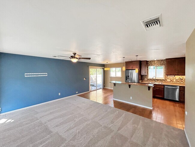 Foto del edificio - Beautiful 4BD/2BA W/ 2-Car Garage, AC, and...