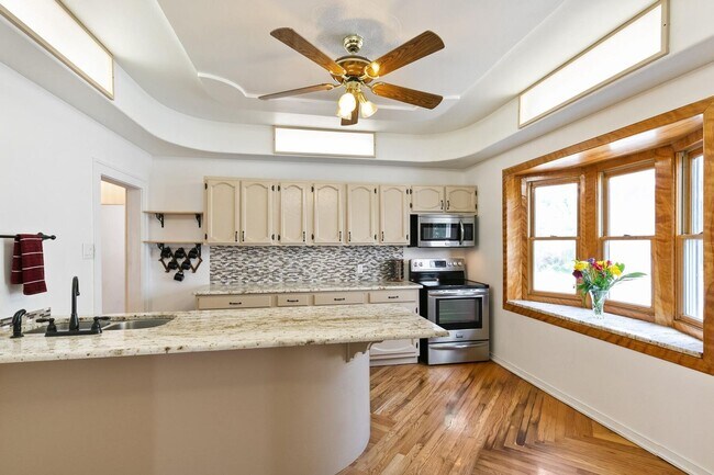 Building Photo - Charming 5-Bedroom Bungalow a Block from S...