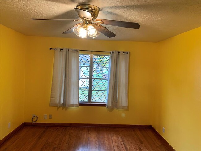 Building Photo - 405 Twin Oaks St
