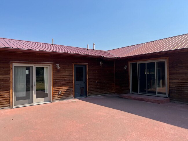 Building Photo - 2 Bed 1.5 Bath log cabin in Gallatin Gateway