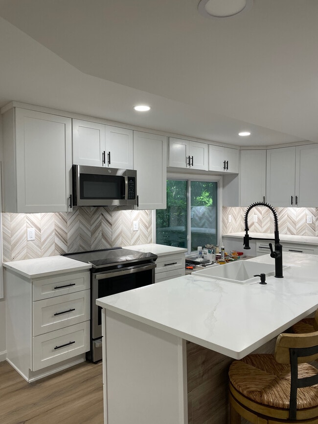 Building Photo - Room in Apartment on Wynfair Dr