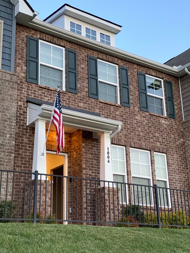 Primary Photo - 1004 Henley Ln